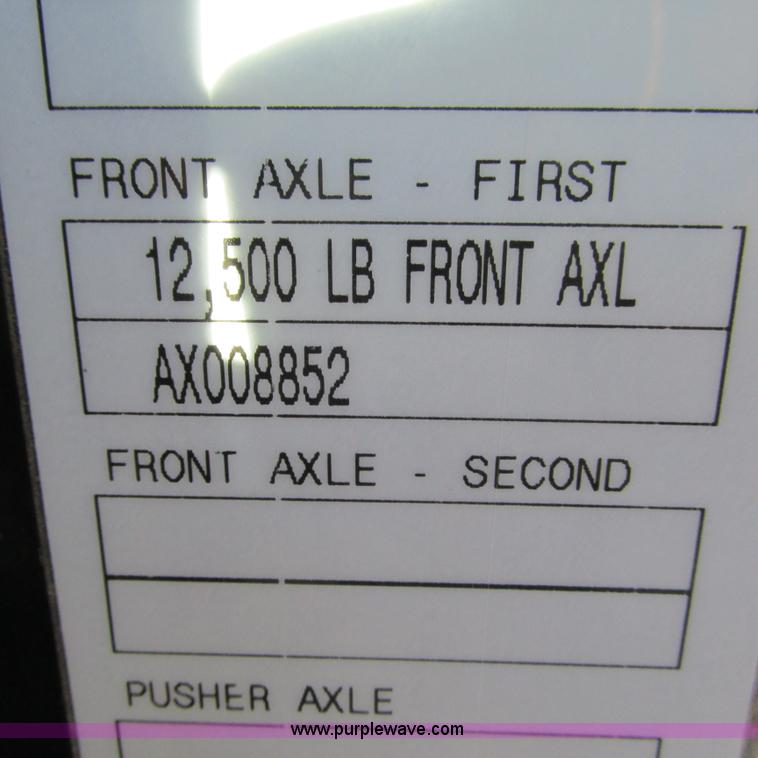 image for item L5331 2004 Volvo VNL semi truck