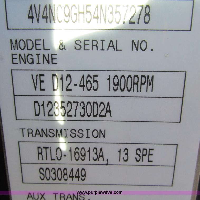 image for item L5331 2004 Volvo VNL semi truck