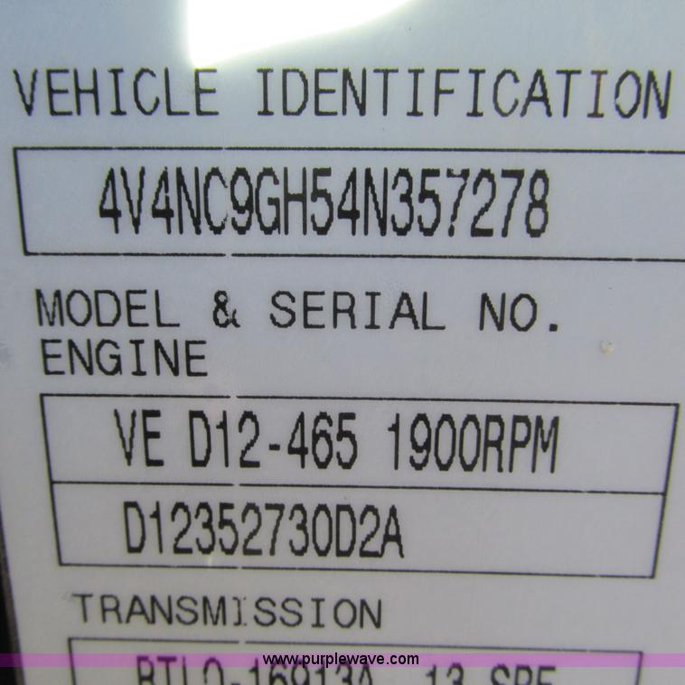 image for item L5331 2004 Volvo VNL semi truck