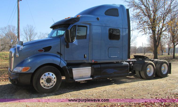 image for item N9323 2006 Peterbilt 387 semi truck