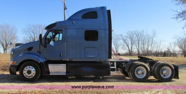 image for item N9323 2006 Peterbilt 387 semi truck