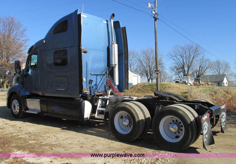 image for item N9323 2006 Peterbilt 387 semi truck