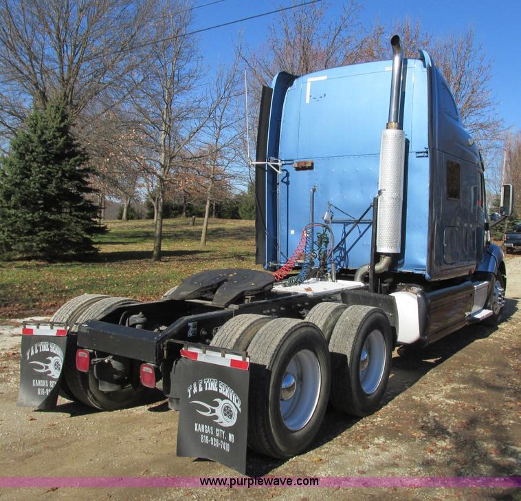 image for item N9323 2006 Peterbilt 387 semi truck
