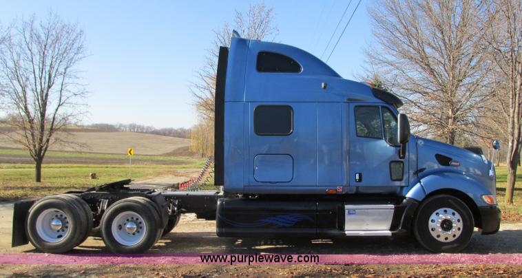 image for item N9323 2006 Peterbilt 387 semi truck