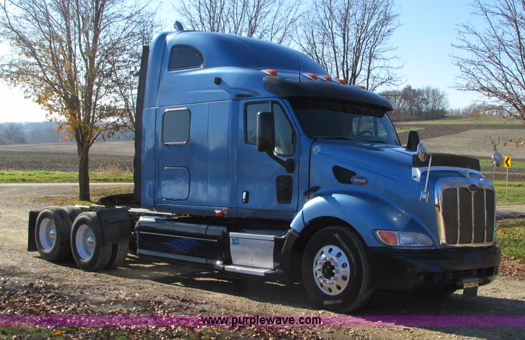 image for item N9323 2006 Peterbilt 387 semi truck