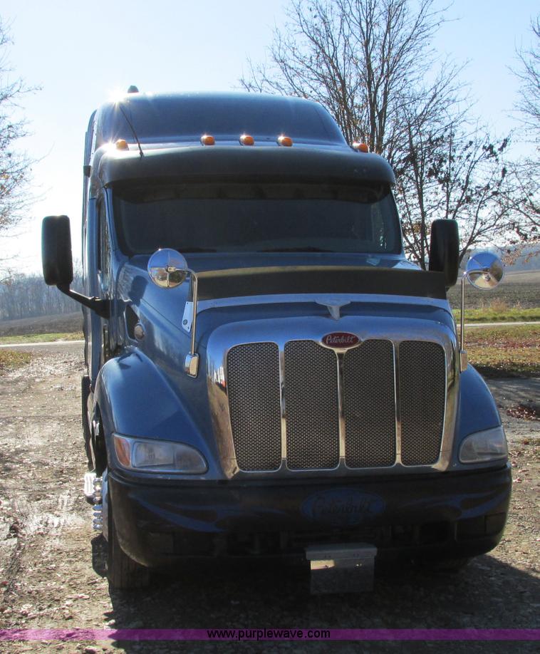 image for item N9323 2006 Peterbilt 387 semi truck