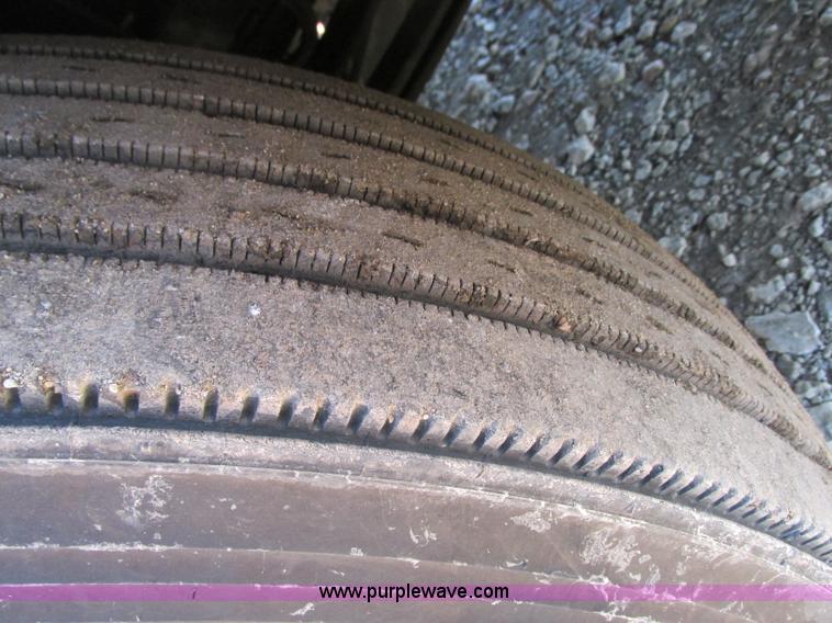 image for item N9323 2006 Peterbilt 387 semi truck