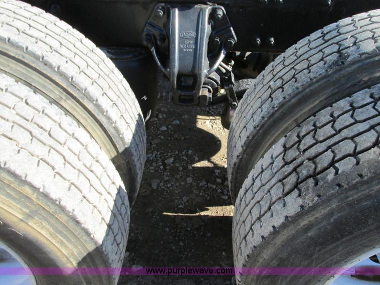 image for item N9323 2006 Peterbilt 387 semi truck