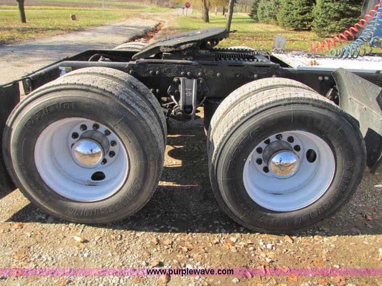 image for item N9323 2006 Peterbilt 387 semi truck