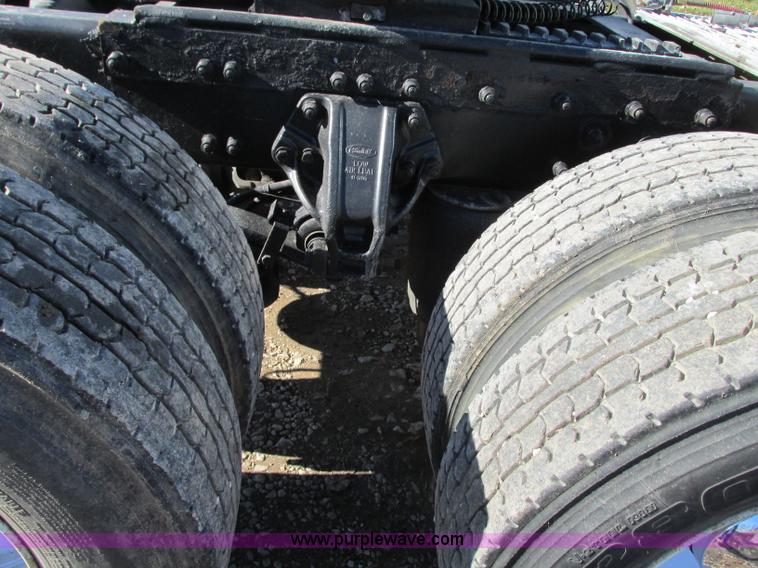 image for item N9323 2006 Peterbilt 387 semi truck