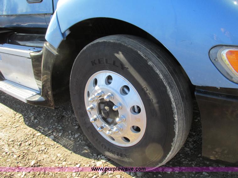 image for item N9323 2006 Peterbilt 387 semi truck