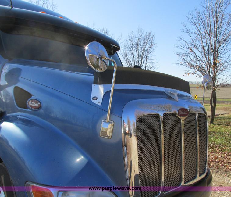 image for item N9323 2006 Peterbilt 387 semi truck