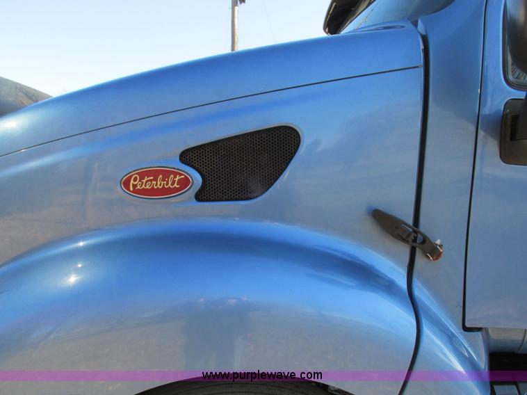 image for item N9323 2006 Peterbilt 387 semi truck