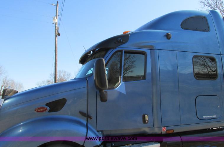 image for item N9323 2006 Peterbilt 387 semi truck