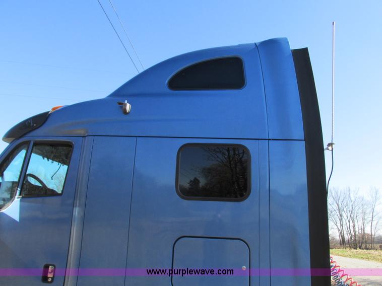 image for item N9323 2006 Peterbilt 387 semi truck