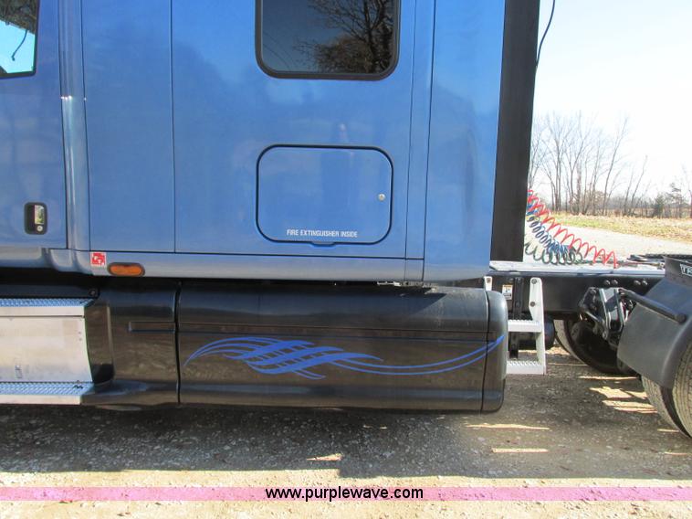 image for item N9323 2006 Peterbilt 387 semi truck