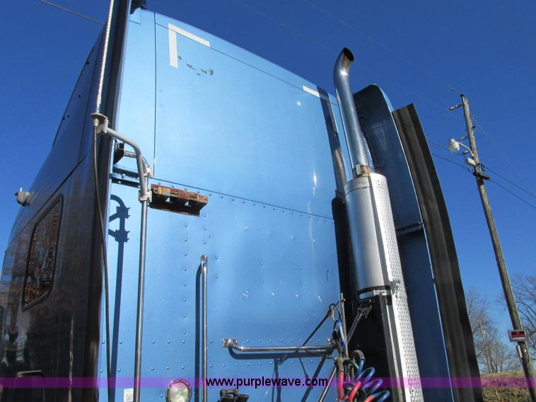 image for item N9323 2006 Peterbilt 387 semi truck