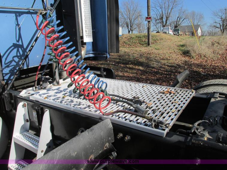 image for item N9323 2006 Peterbilt 387 semi truck