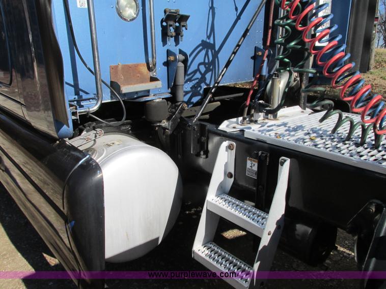 image for item N9323 2006 Peterbilt 387 semi truck