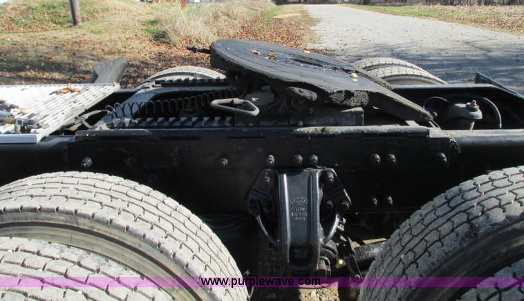 image for item N9323 2006 Peterbilt 387 semi truck