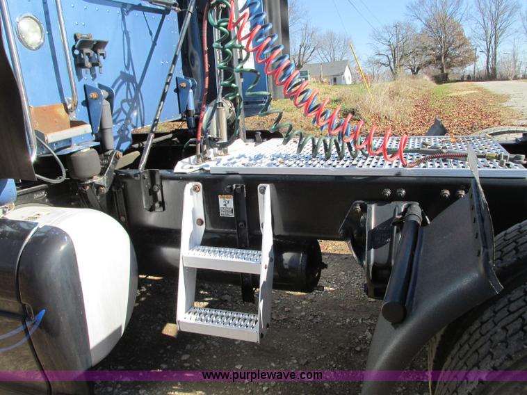 image for item N9323 2006 Peterbilt 387 semi truck