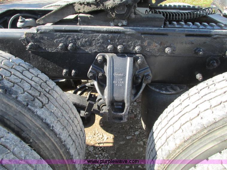 image for item N9323 2006 Peterbilt 387 semi truck