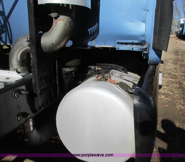 image for item N9323 2006 Peterbilt 387 semi truck