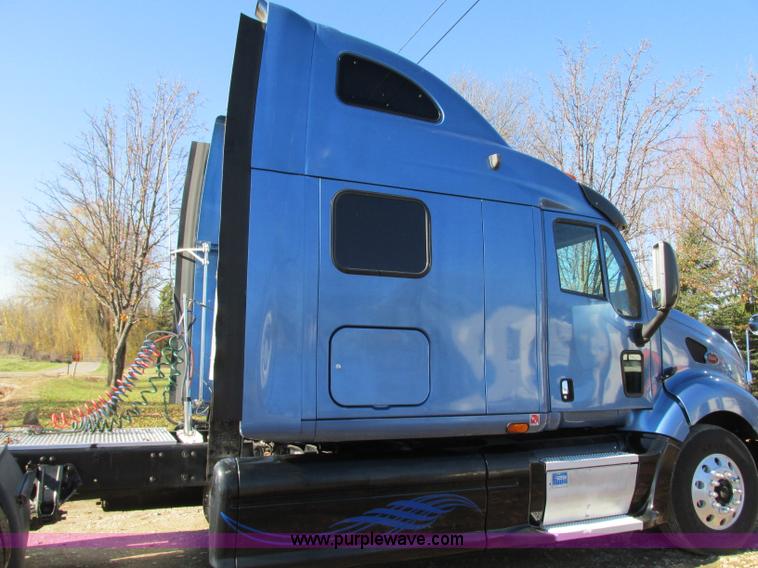 image for item N9323 2006 Peterbilt 387 semi truck