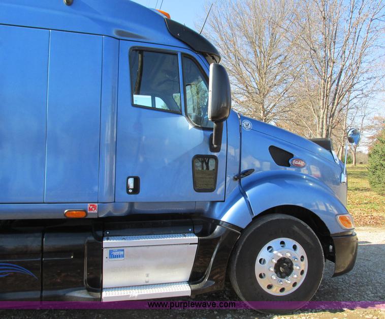 image for item N9323 2006 Peterbilt 387 semi truck