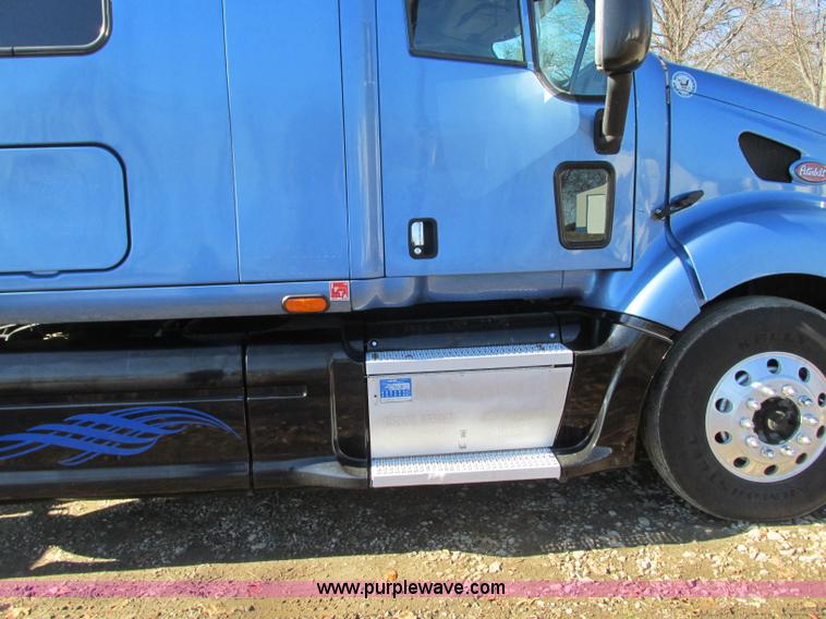 image for item N9323 2006 Peterbilt 387 semi truck