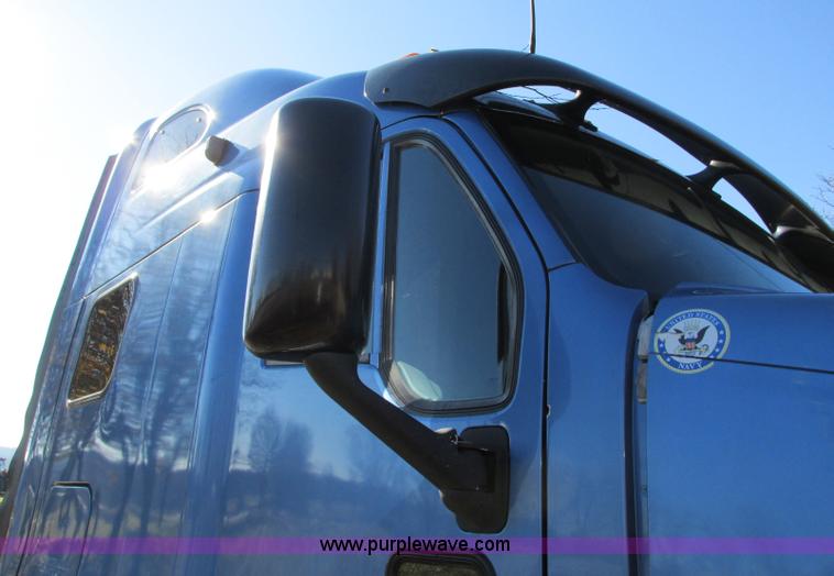 image for item N9323 2006 Peterbilt 387 semi truck