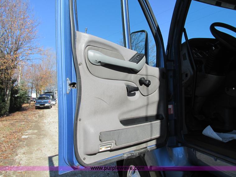 image for item N9323 2006 Peterbilt 387 semi truck