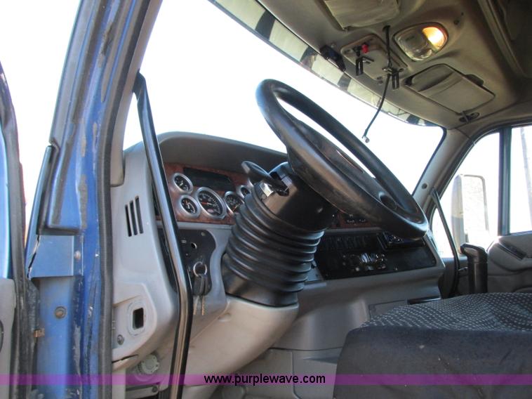 image for item N9323 2006 Peterbilt 387 semi truck