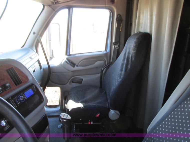 image for item N9323 2006 Peterbilt 387 semi truck