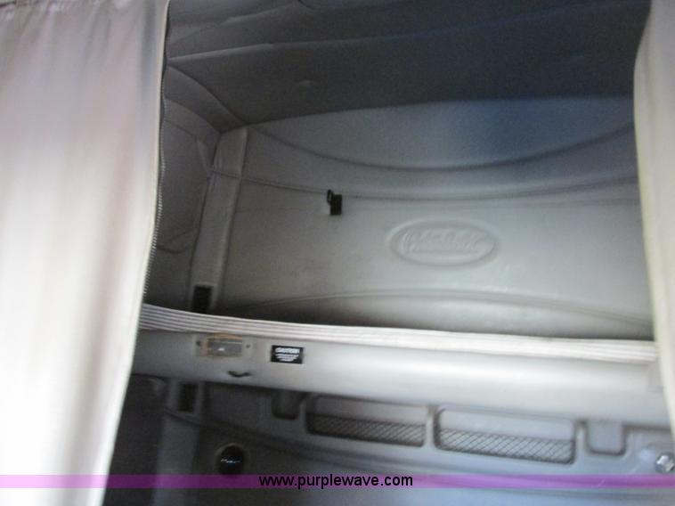 image for item N9323 2006 Peterbilt 387 semi truck