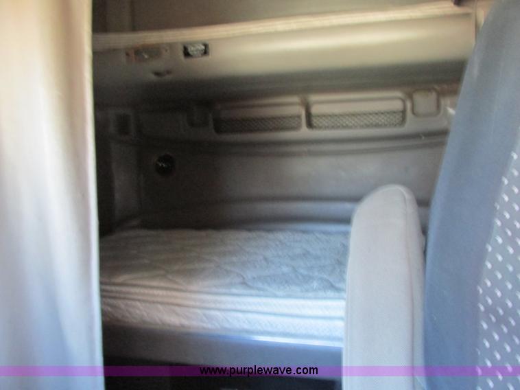 image for item N9323 2006 Peterbilt 387 semi truck