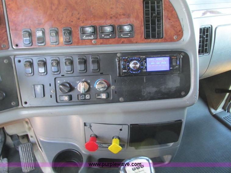 image for item N9323 2006 Peterbilt 387 semi truck