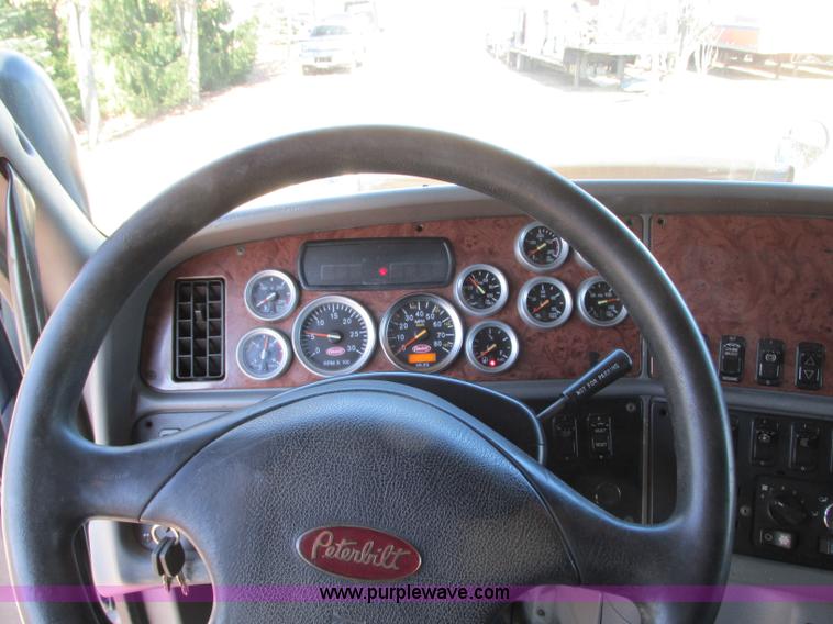 image for item N9323 2006 Peterbilt 387 semi truck