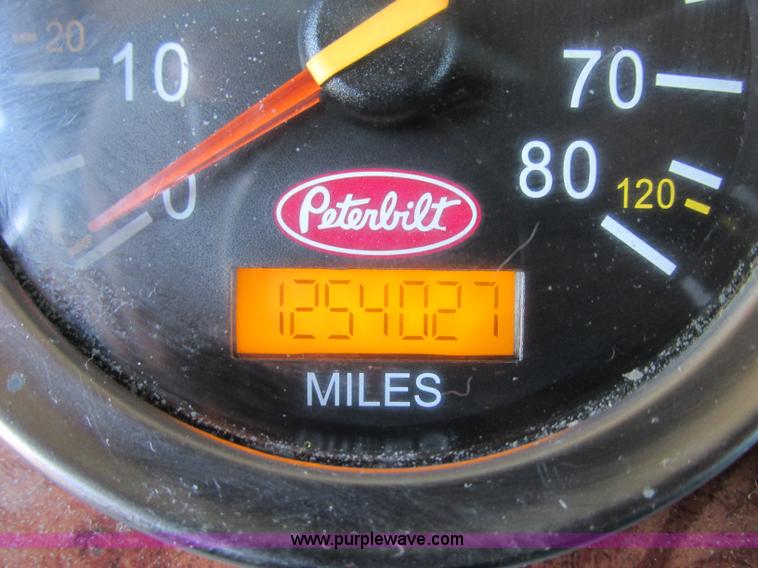 image for item N9323 2006 Peterbilt 387 semi truck