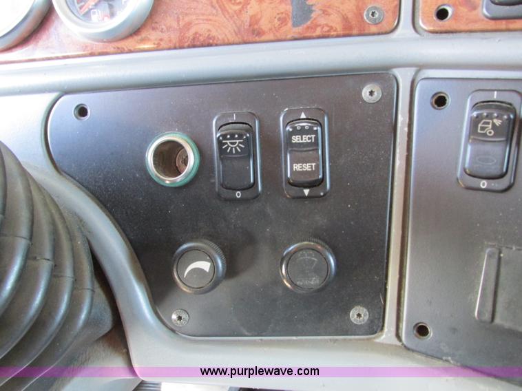 image for item N9323 2006 Peterbilt 387 semi truck