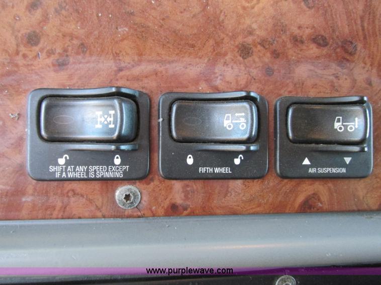 image for item N9323 2006 Peterbilt 387 semi truck