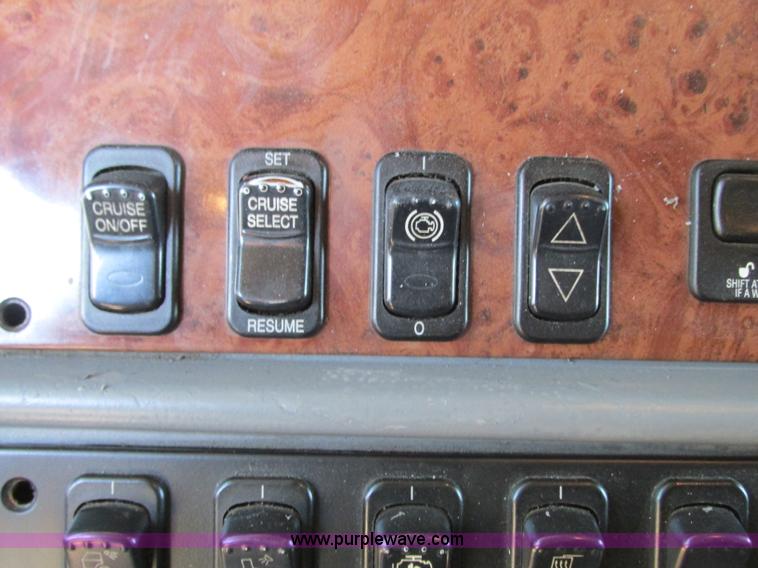 image for item N9323 2006 Peterbilt 387 semi truck