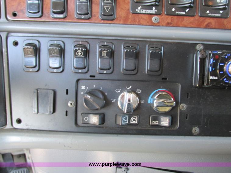 image for item N9323 2006 Peterbilt 387 semi truck