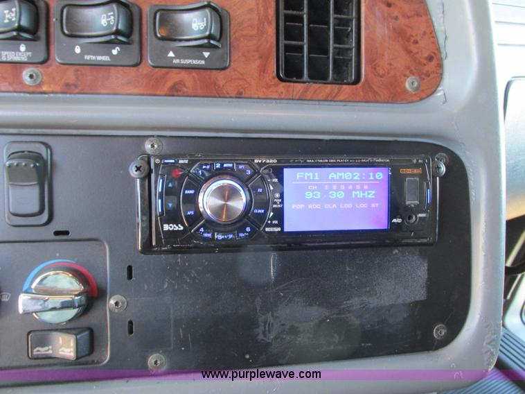 image for item N9323 2006 Peterbilt 387 semi truck