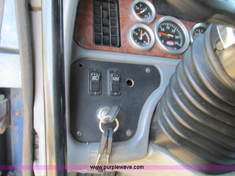 image for item N9323 2006 Peterbilt 387 semi truck