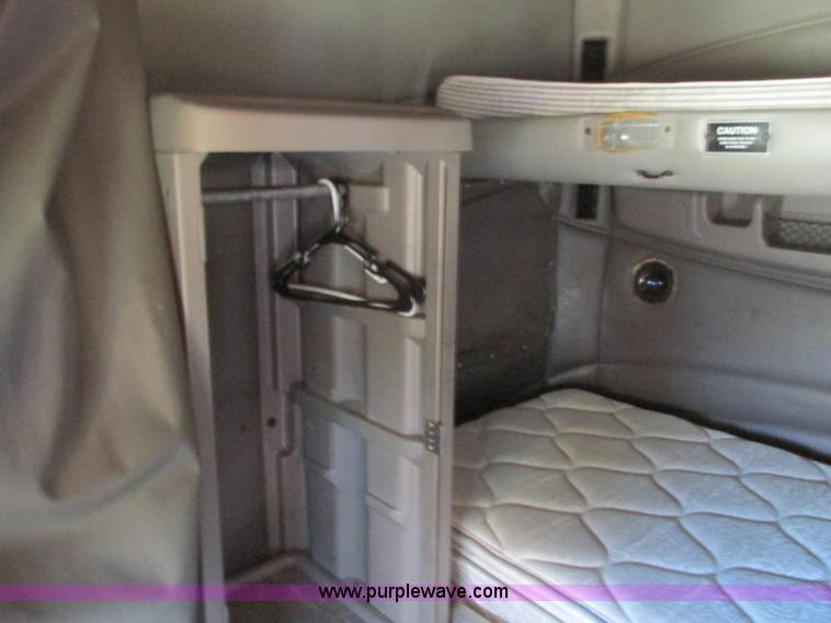 image for item N9323 2006 Peterbilt 387 semi truck