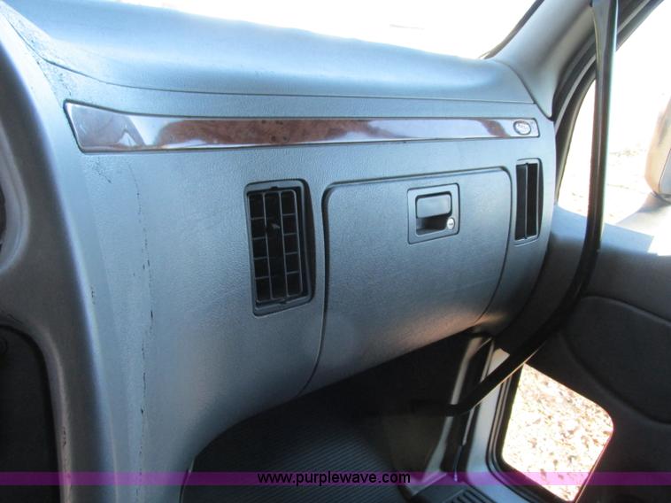 image for item N9323 2006 Peterbilt 387 semi truck