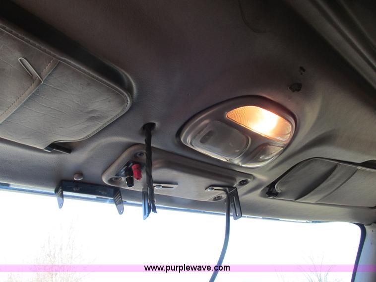 image for item N9323 2006 Peterbilt 387 semi truck