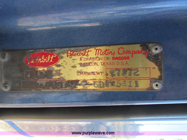 image for item N9323 2006 Peterbilt 387 semi truck