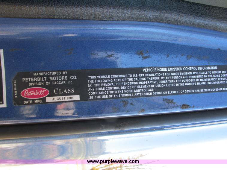 image for item N9323 2006 Peterbilt 387 semi truck